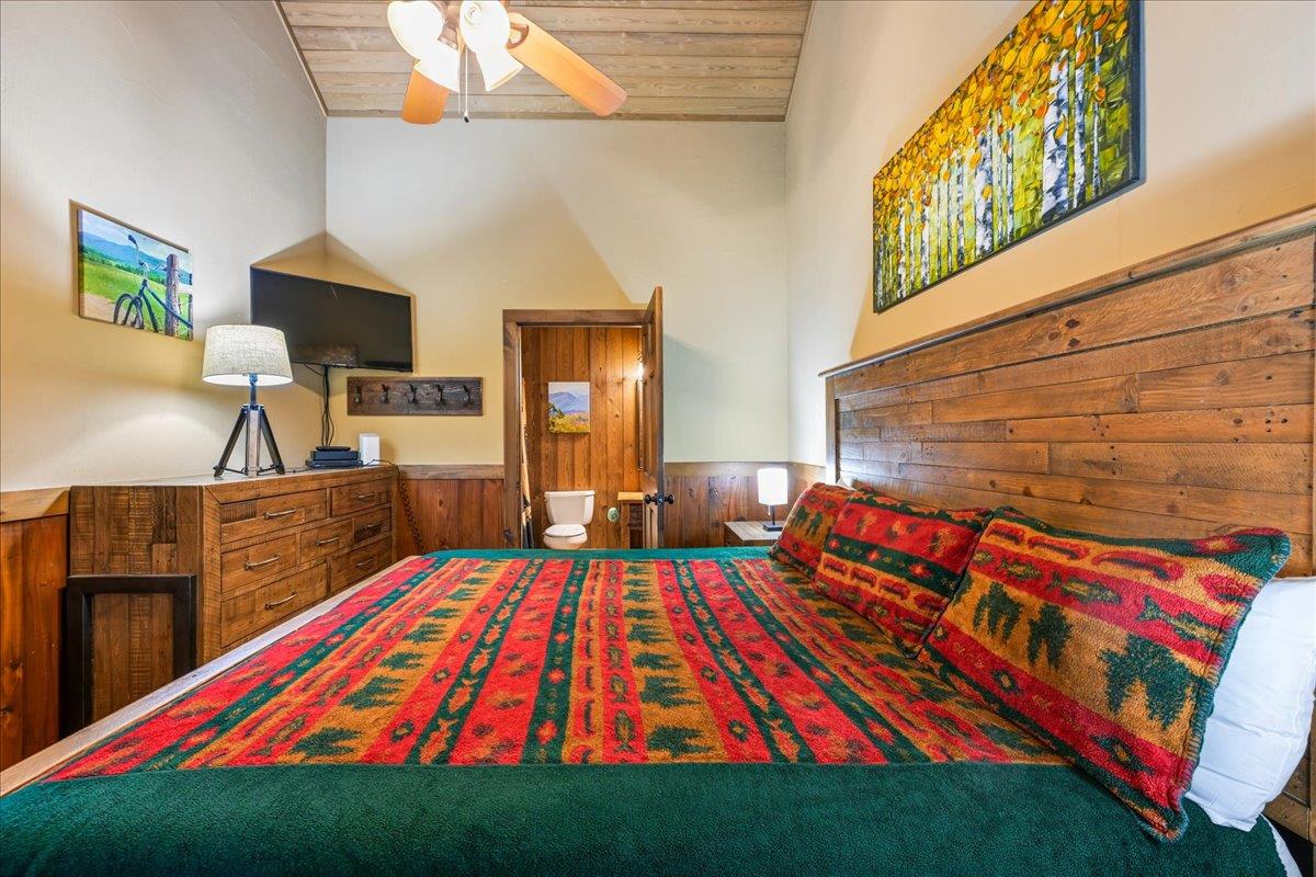 23Primary Bedroom