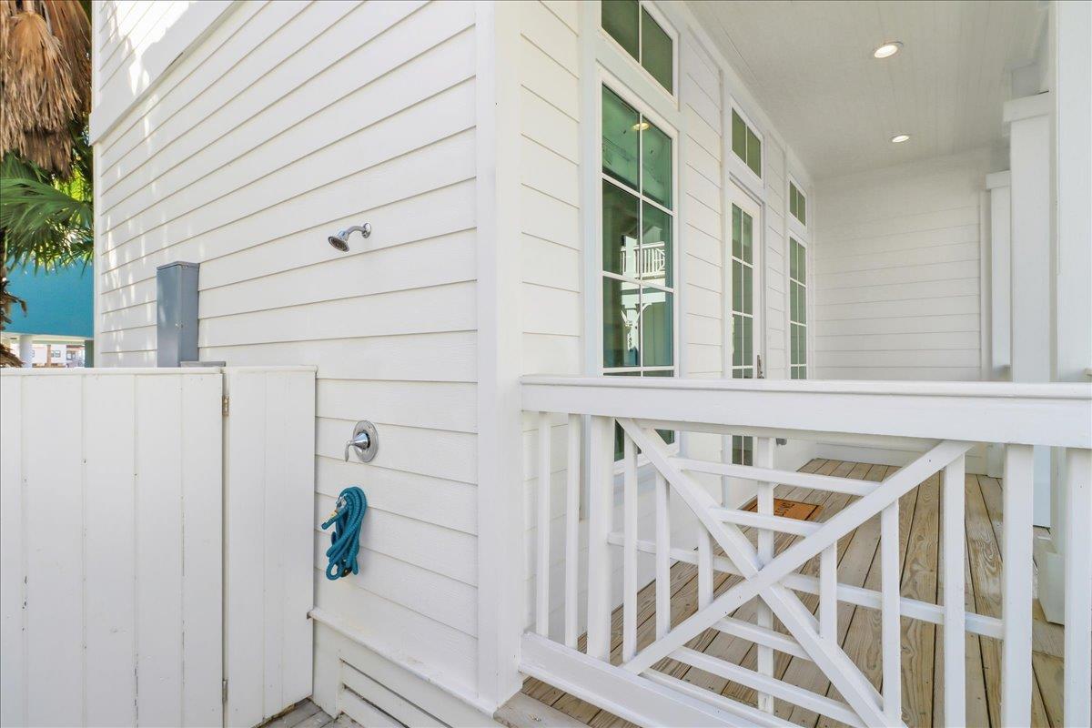 1st Floor, Outdoor Shower