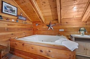 Jacuzzi tub at Beary Good Time, a 1bedroom cabin rental located in Pigeon Forge