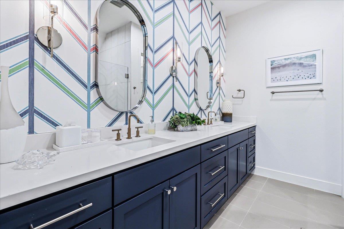 Second King Bathroom, 3rd Floor