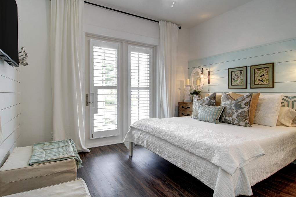 1st Floor King Bedroom