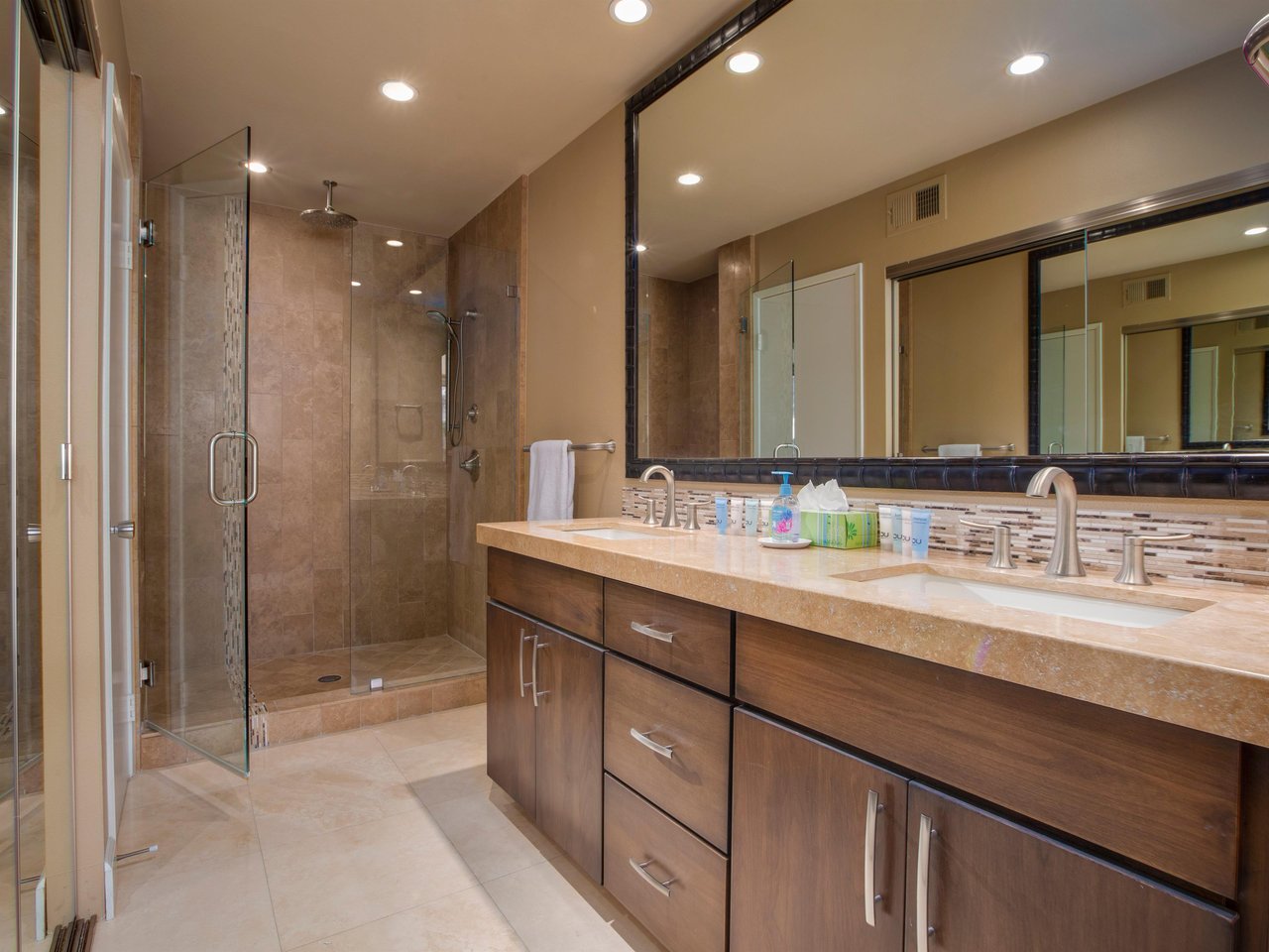 Pamper yourself in the luxurious bathroom