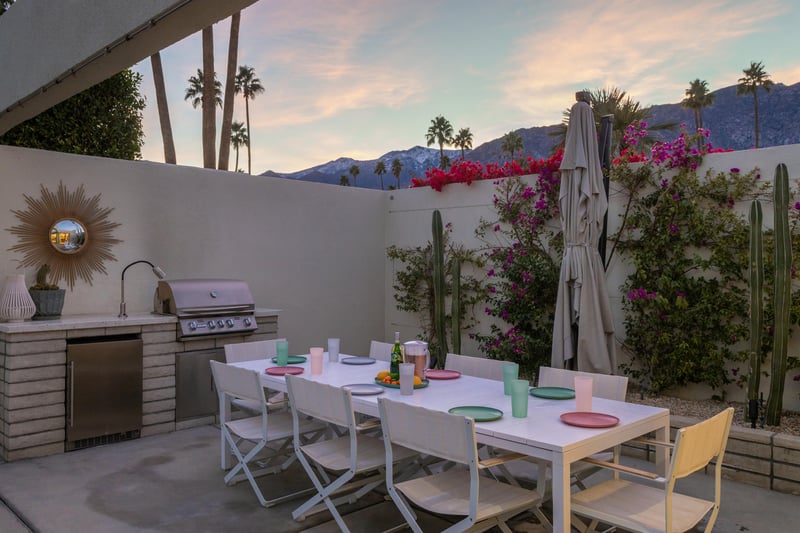 Al fresco dining for 8