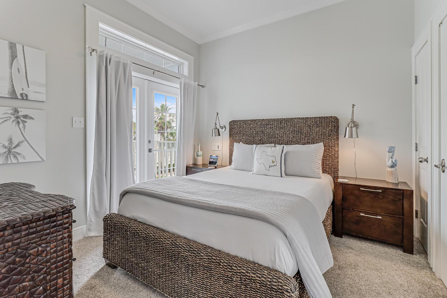 Queen Bedroom, 2nd Floor