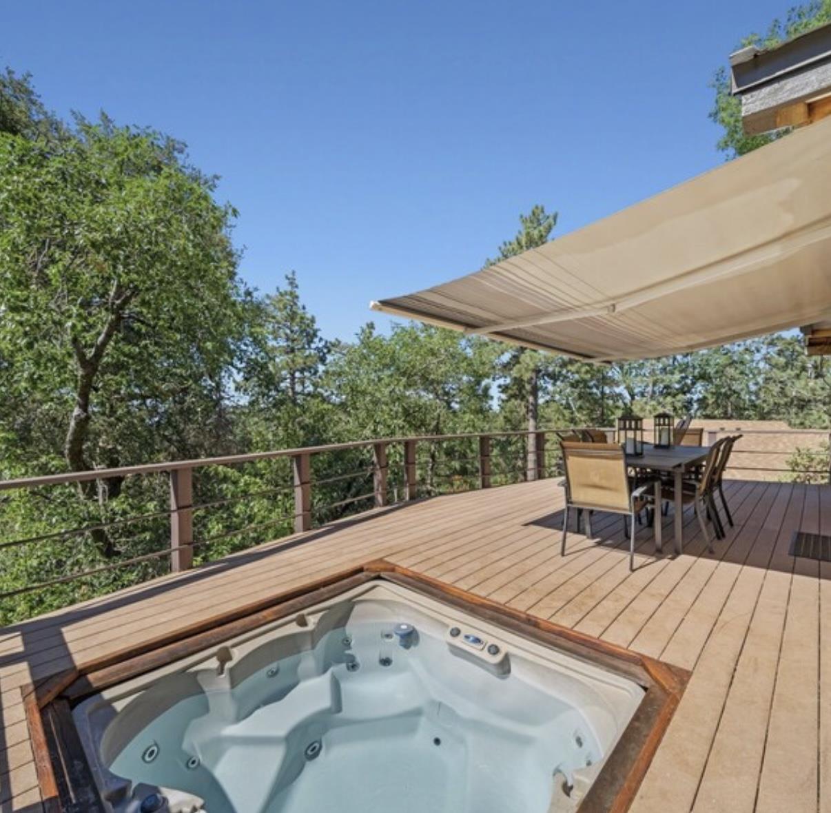 Retractable awning located on the back deck.