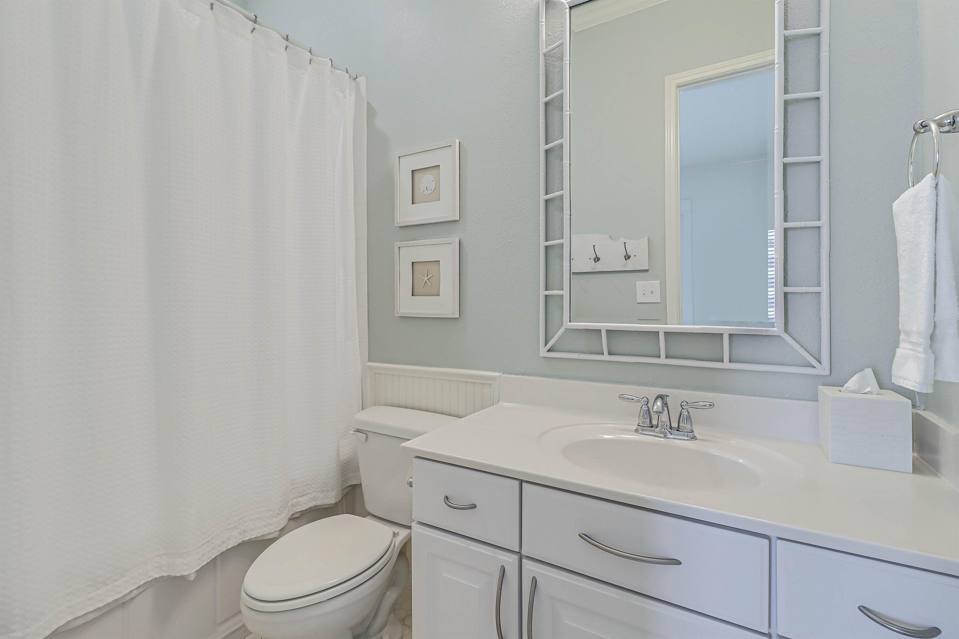 Second King Bathroom, 2nd Floor