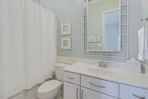 Second King Bathroom, 2nd Floor