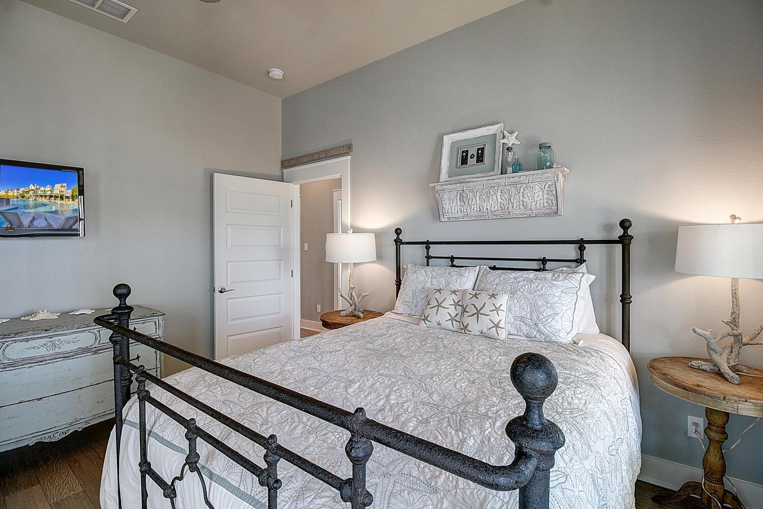 Queen Bedroom, 2nd Floor