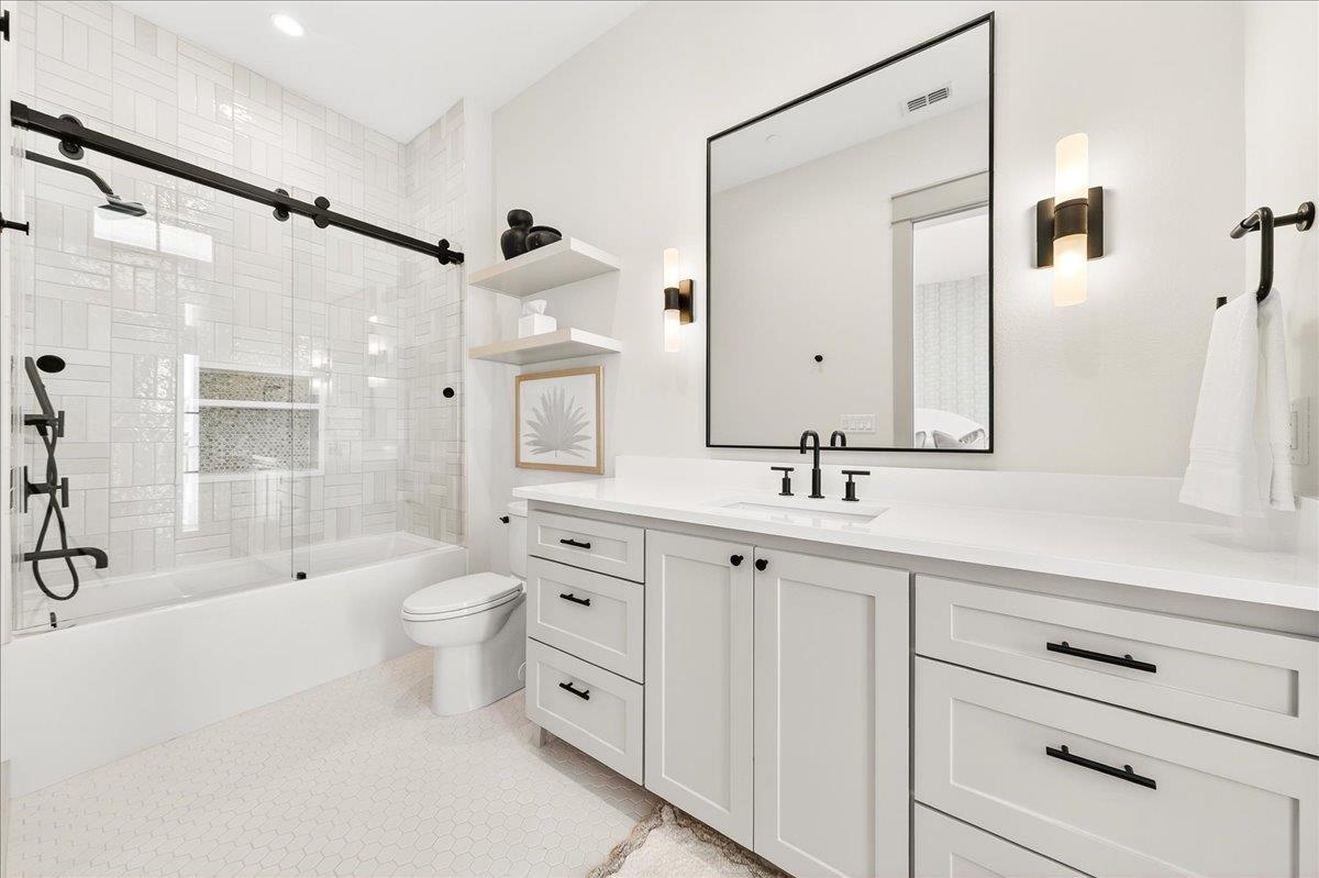2nd King Bedroom Ensuite, 2nd Floor