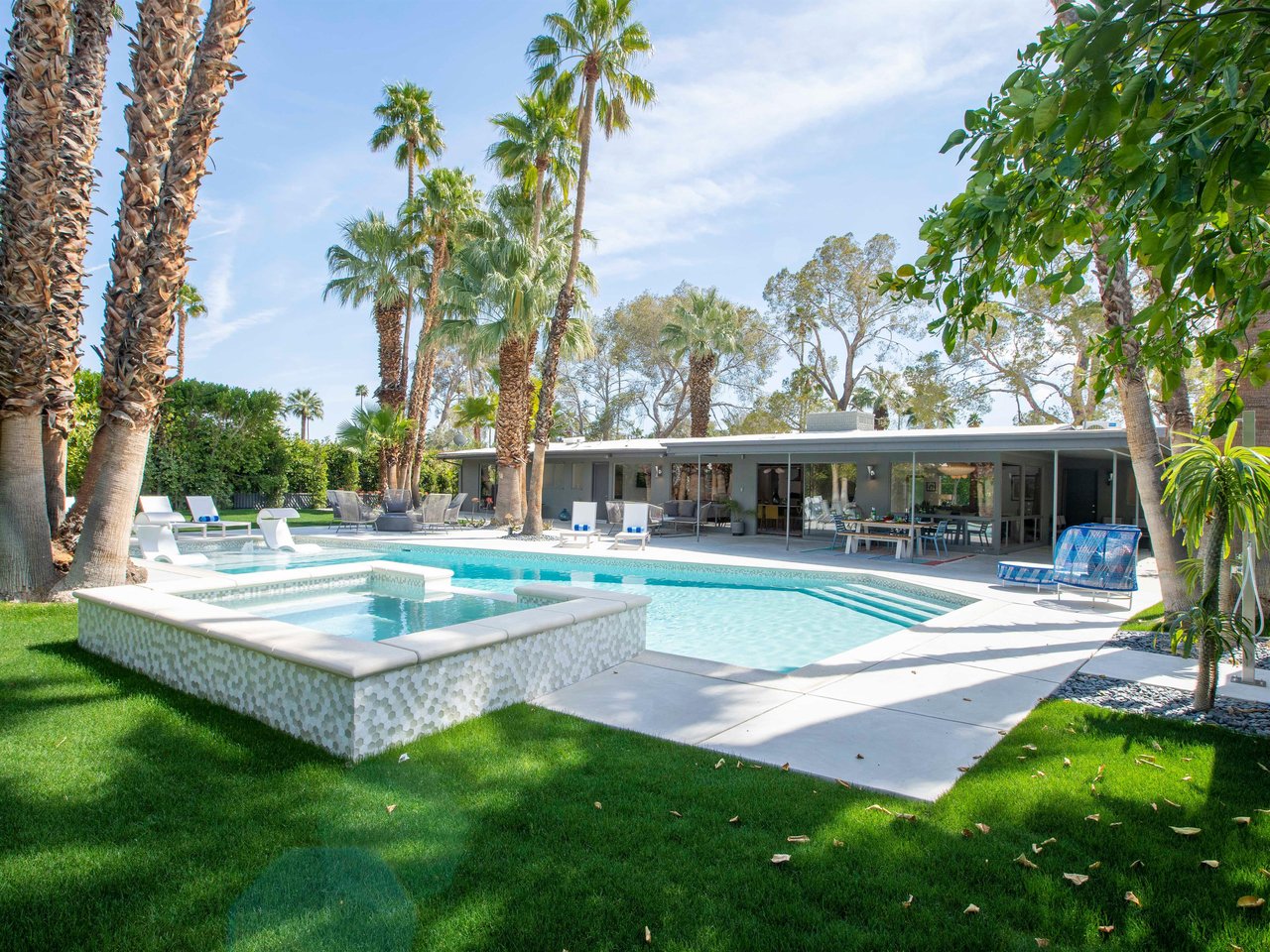 Very private resortstyle pool yard