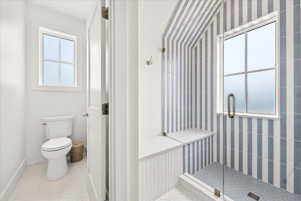 Queen Bathroom, 3rd Floor