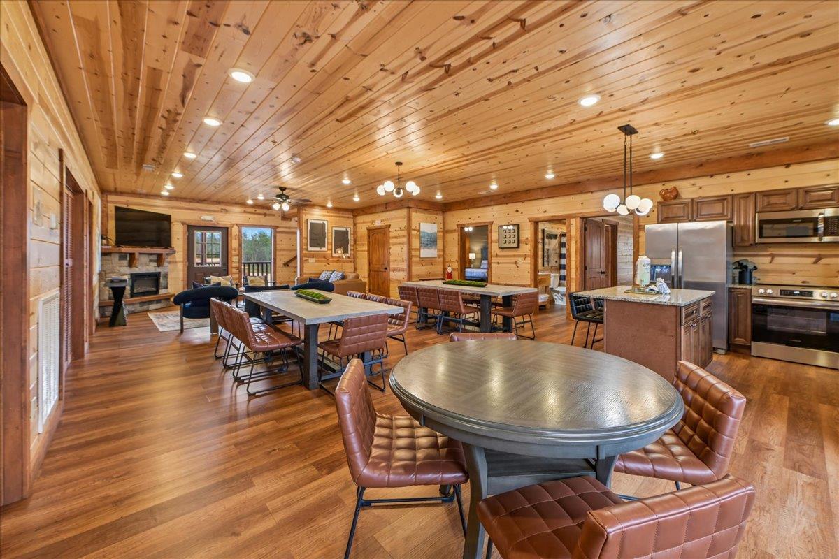 102Breakfast Room