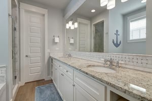 Primary Bathroom, 1st Floor