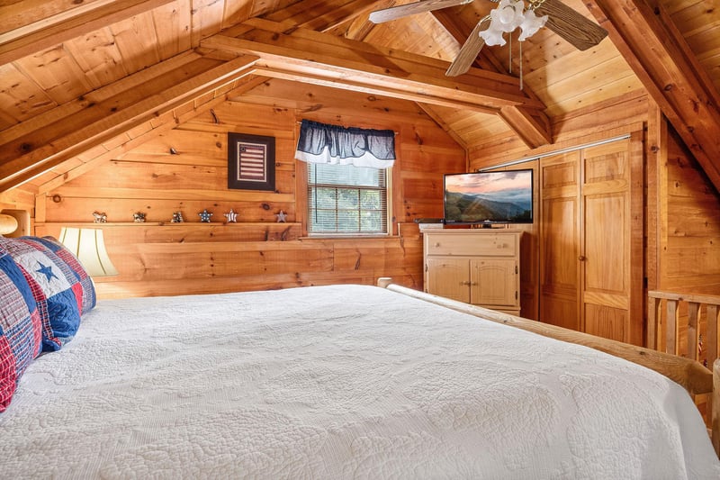 Dresser and TV in a bedroom at Beary Good Time, a 1bedroom cabin rental located in Pigeon Forge