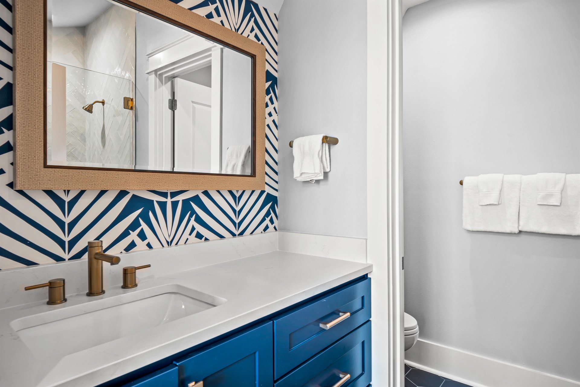 King Bathroom, 2nd Floor