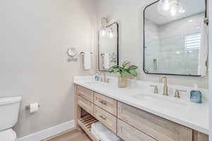 Detached King Bathroom, 1st Floor