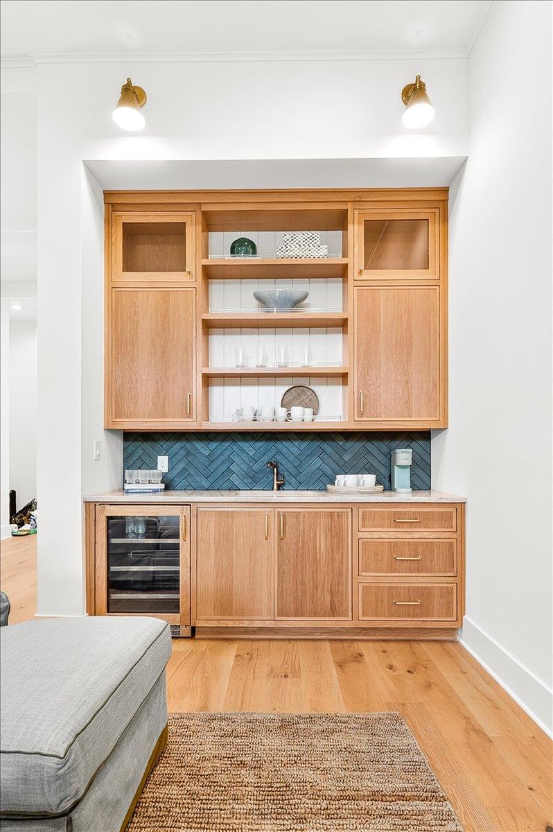 1st Floor, Wet Bar