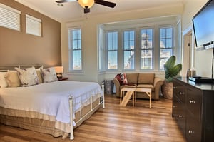 Private Carriage House, Queen Bedroom
