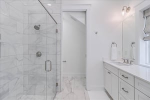 Third King Bathroom, 1st Floor