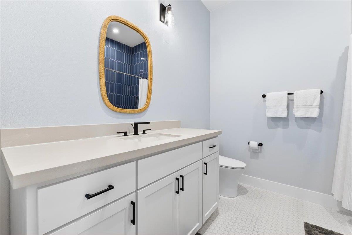 1st Floor, Second King Bathroom
