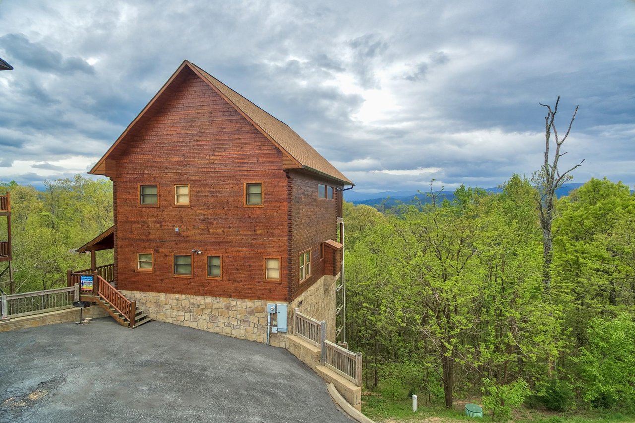 Howlin in the Smokies, a 2 bedroom cabin rental located in Pigeon Forge