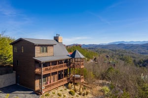 Front view of Mountain Mama cabin