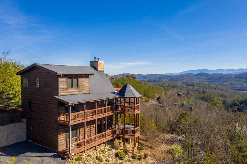 Front view of Mountain Mama cabin