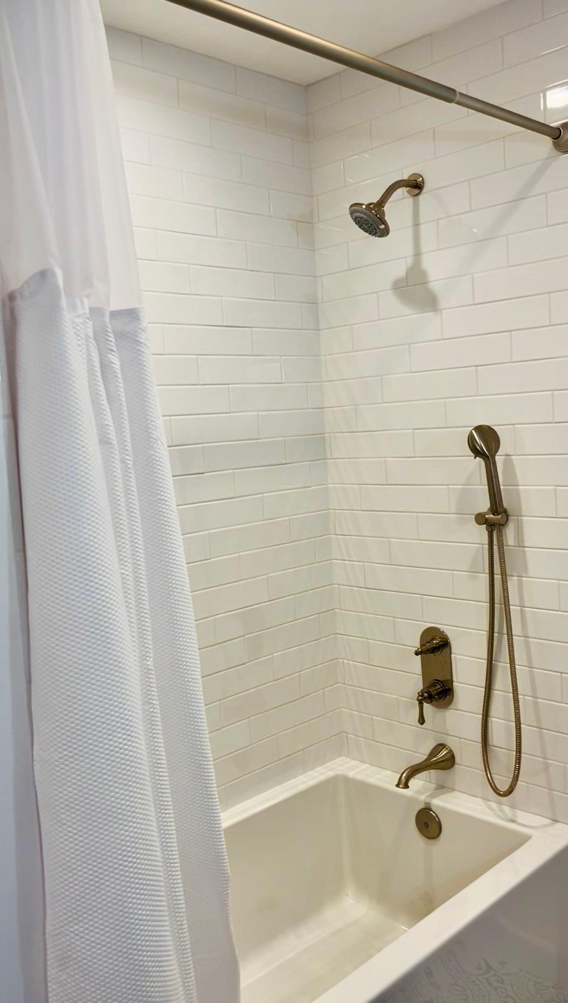 Step in tubshower in the 3rd bathroom