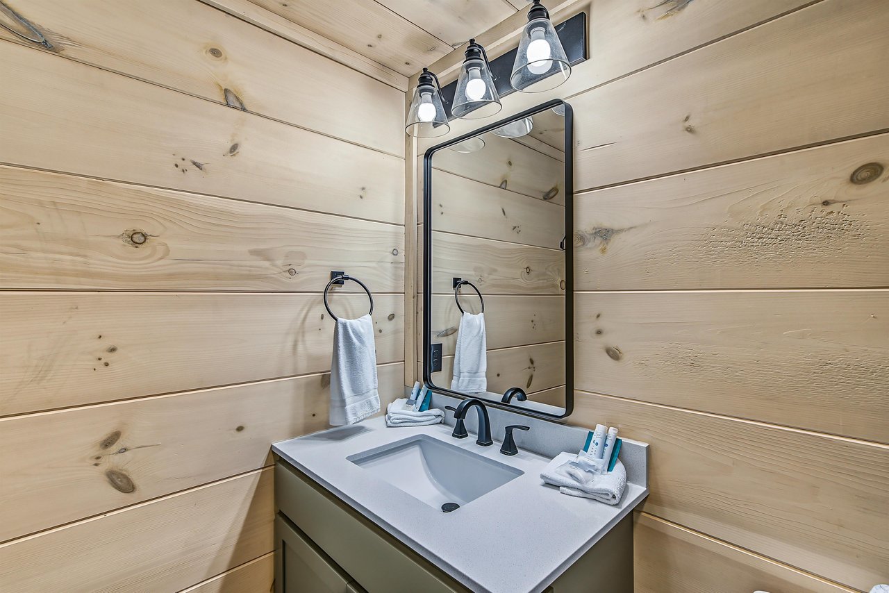 Upstairs Full bathroom 4