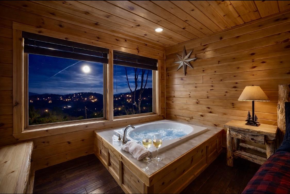 Jacuzzi Main Level King Bedroom
