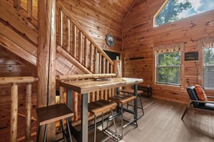 Small breakfast bar w stools for 4