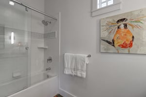 Fourth King Bathroom, 1st Floor