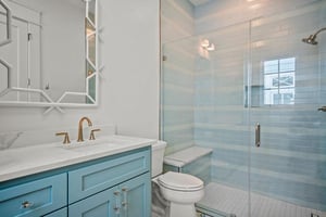 Second King Bathroom, 2nd Floor