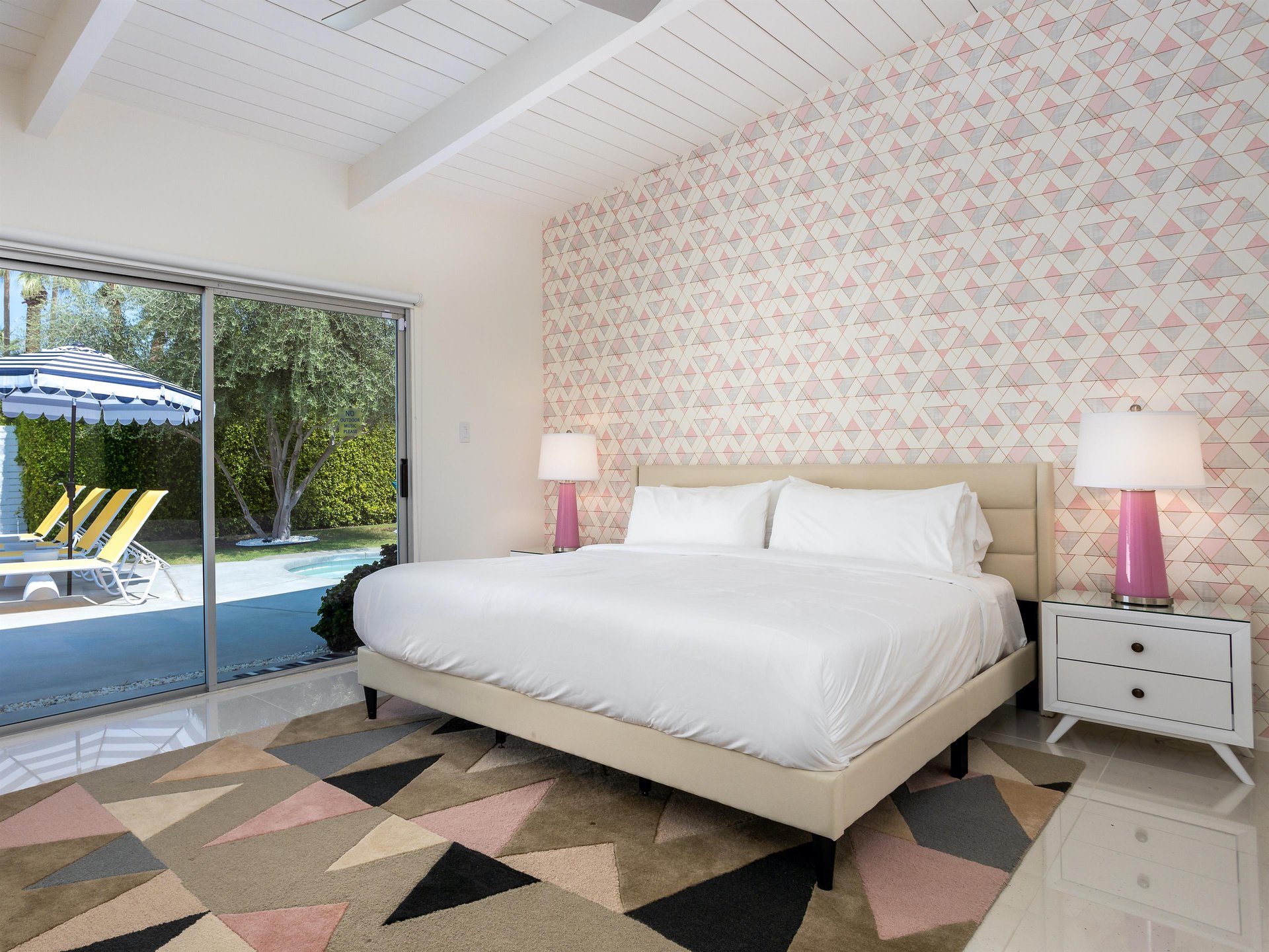 Walls of glass blur the lines between indooroutdoor living