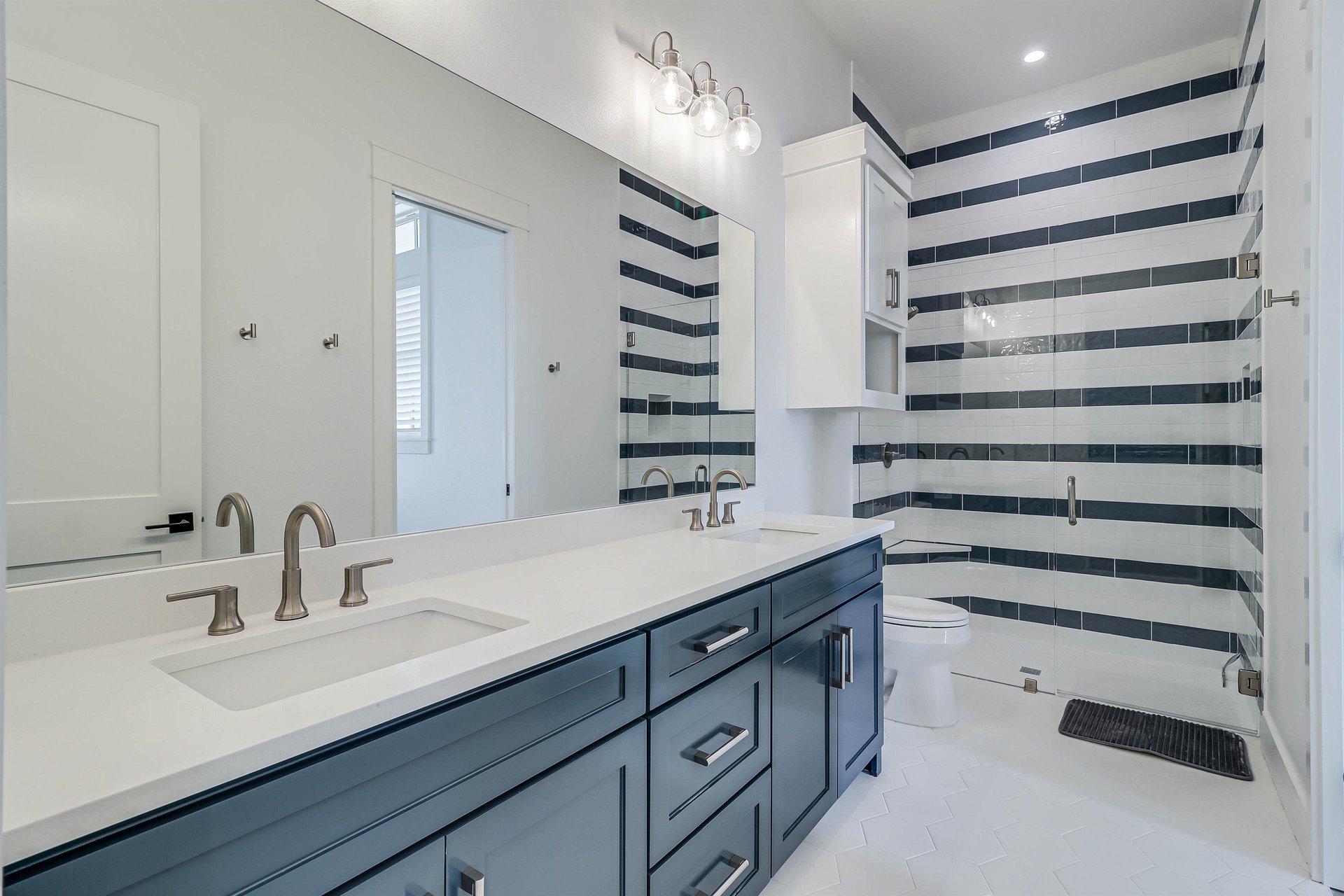 Shared Bathroom, Serving King Bedroom and Hallway,1st Floor