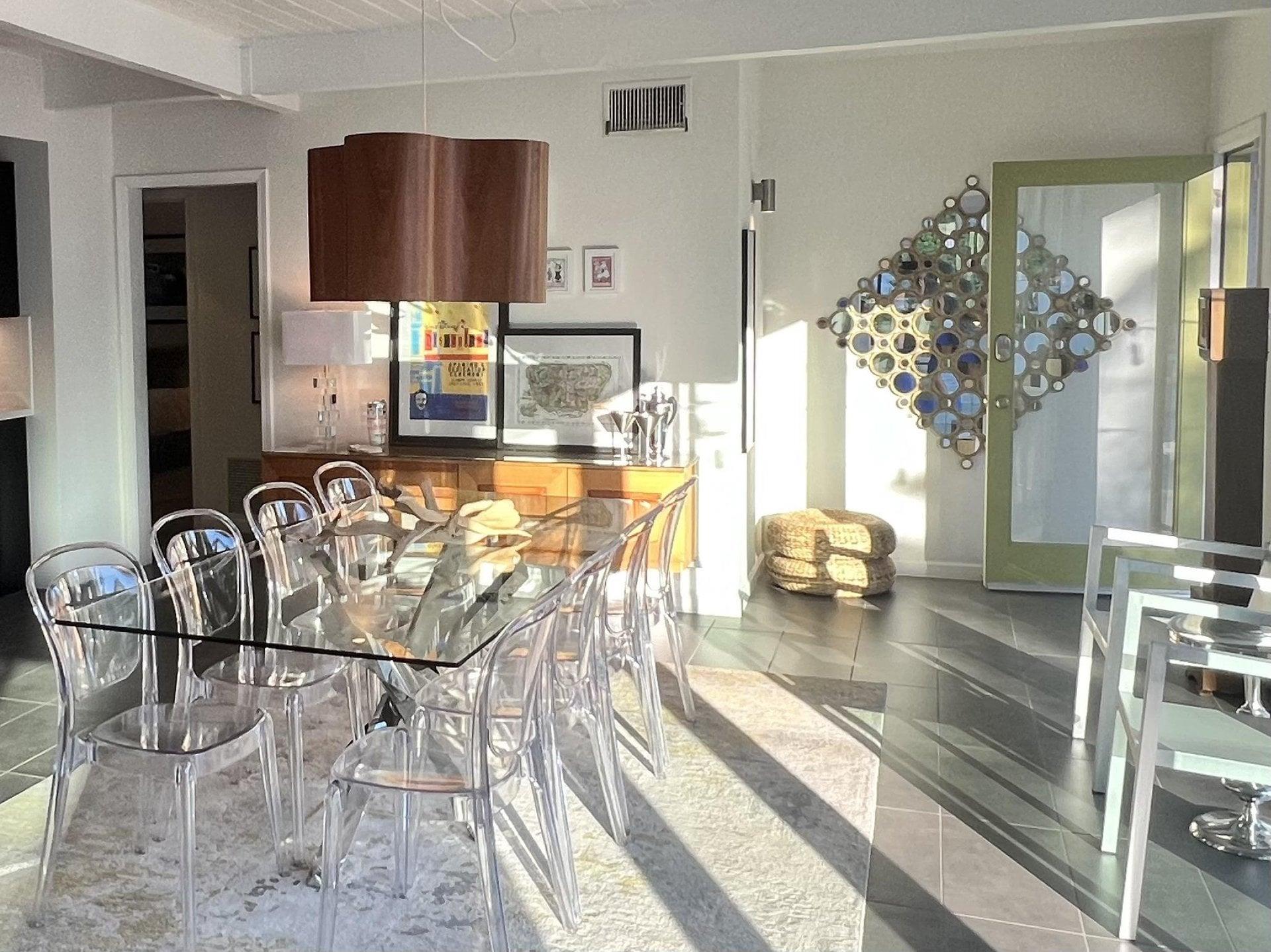 Dining for 8 to 10 people