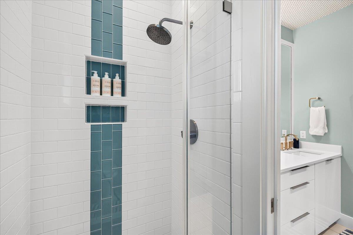 Shared Bathroom, 1st Floor