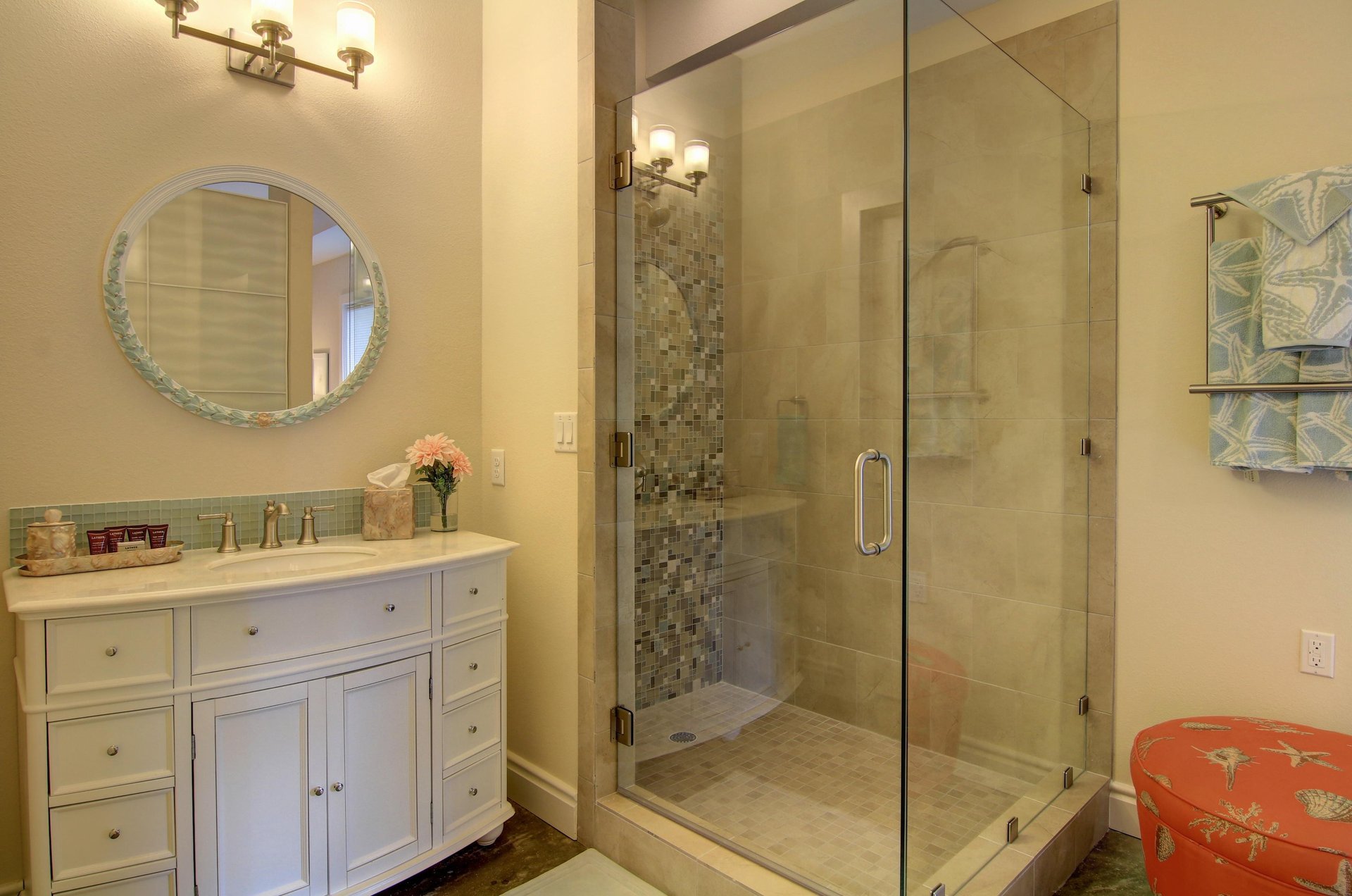 Secondary King Bathroom, 1st Floor