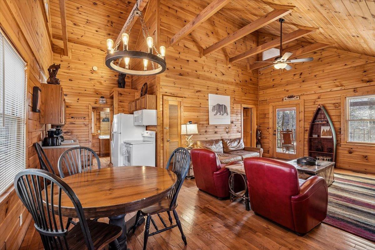 05Dining Room