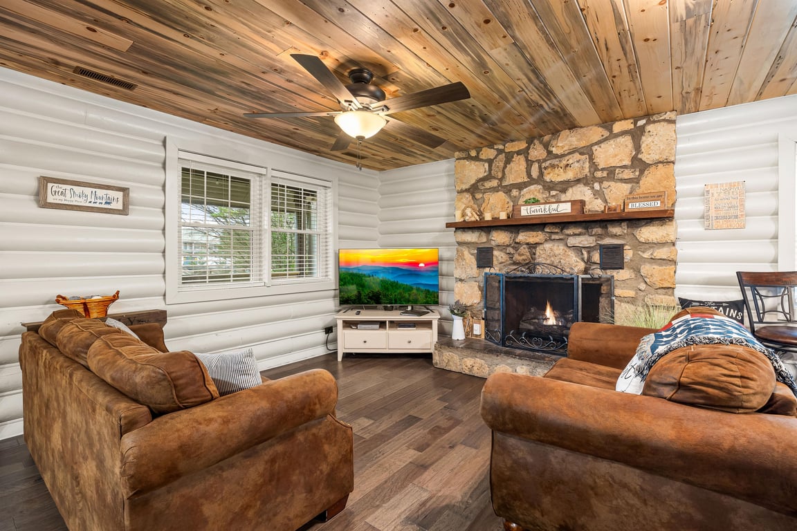 CREEKSIDE HIDEAWAY