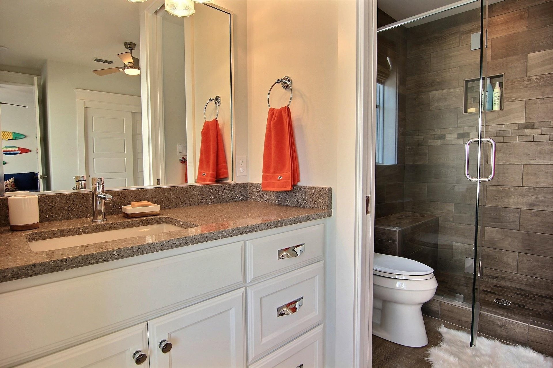 Queen Bedroom Bathroom, 1st Floor