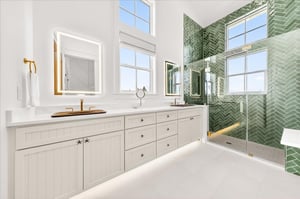 1st King Bathroom, 2nd Floor