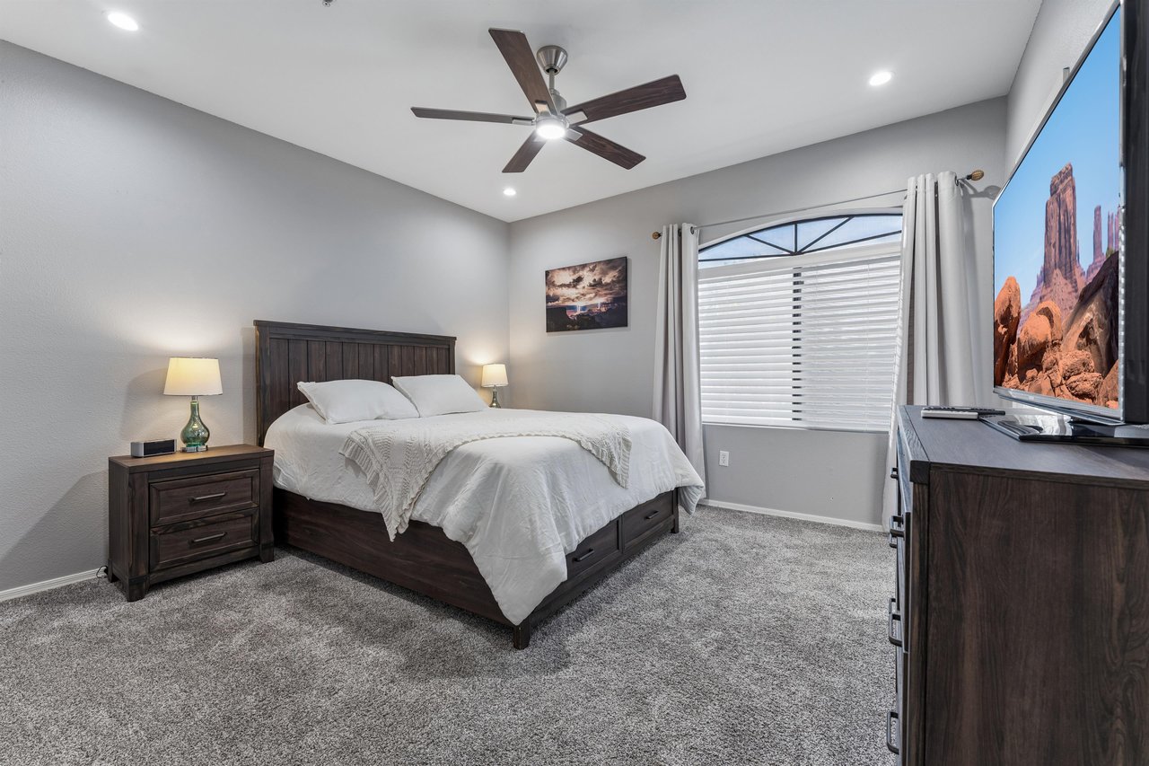 Queen size bed, closet space, flatscreen TV, and ensuite bathroom.