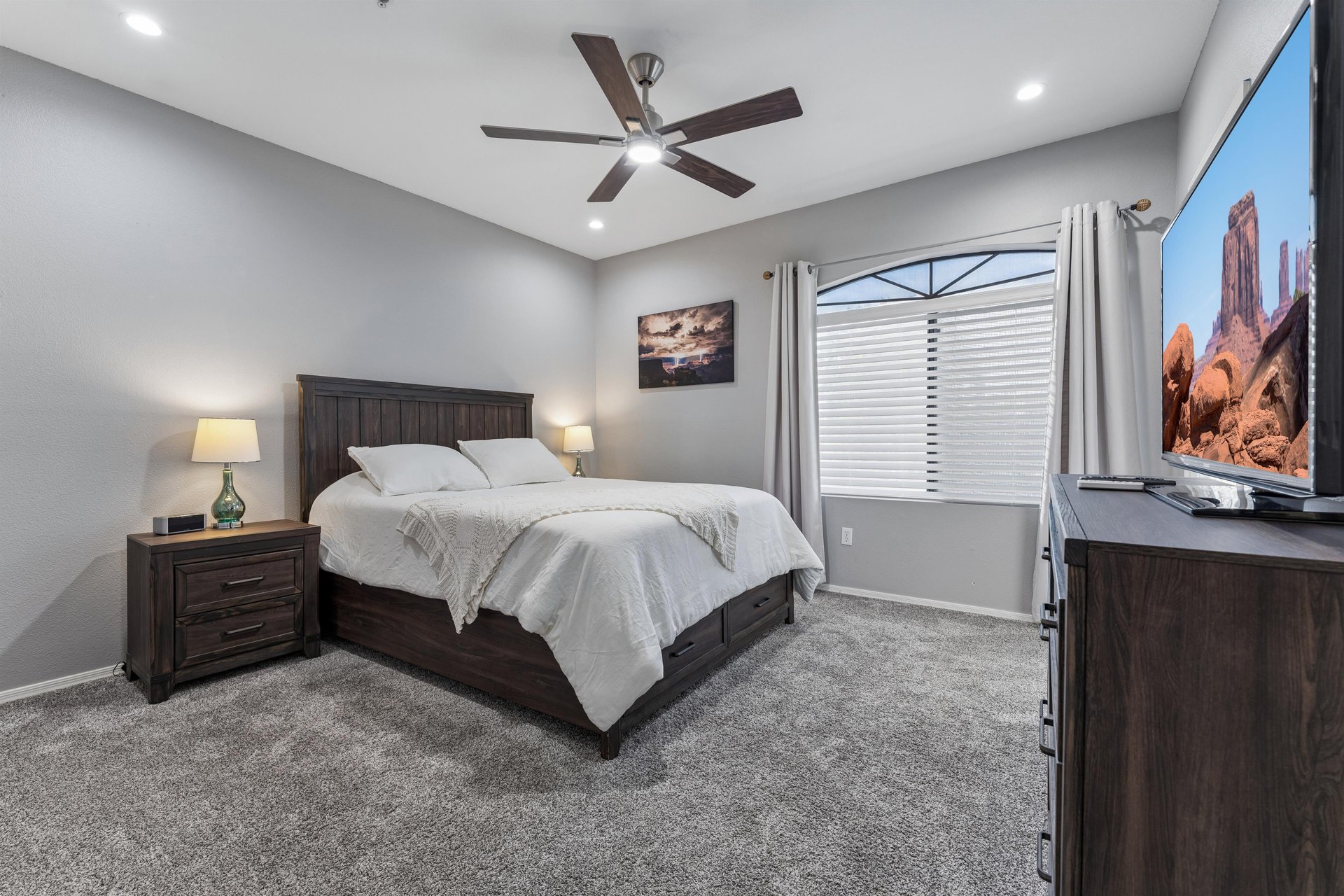 Queen size bed, closet space, flatscreen TV, and ensuite bathroom.