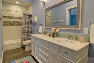 Shared Bathroom, 1st Floor