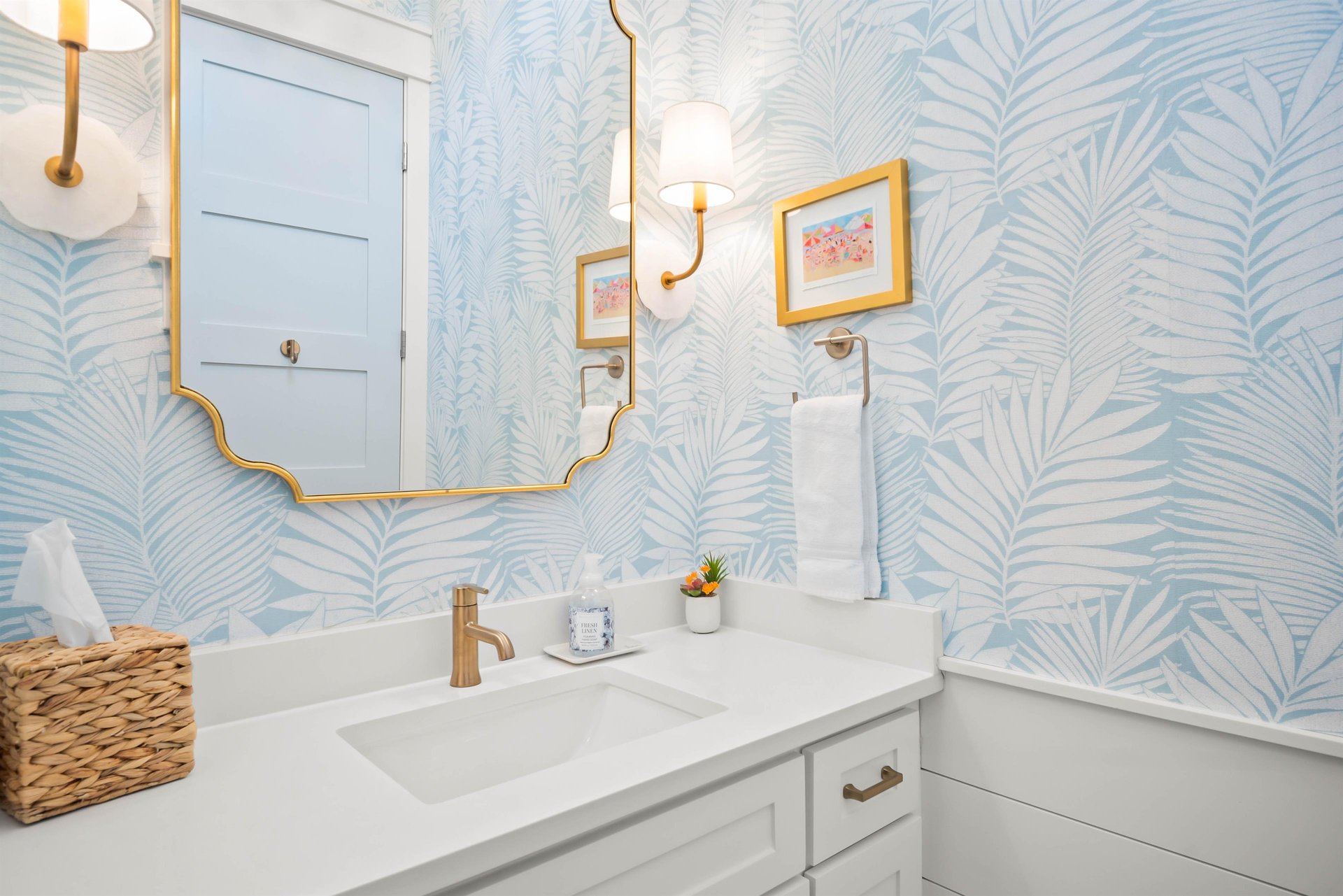 Hall Bath off Queen Bedroom, 2nd Floor