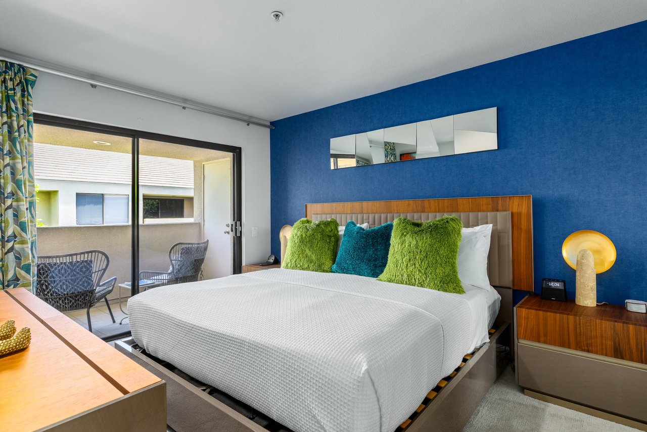 King size bed, flatscreen TV, ensuite bathroom, and access to the balcony.