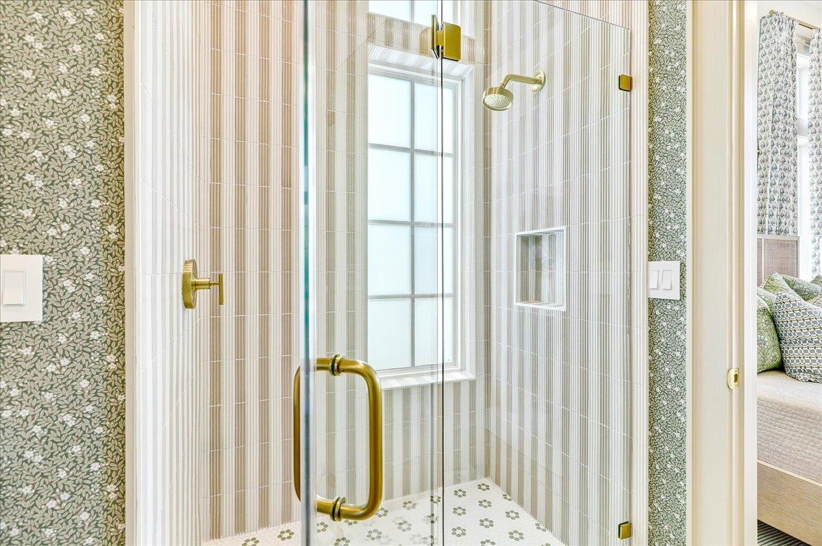 1st Floor, King Bathroom