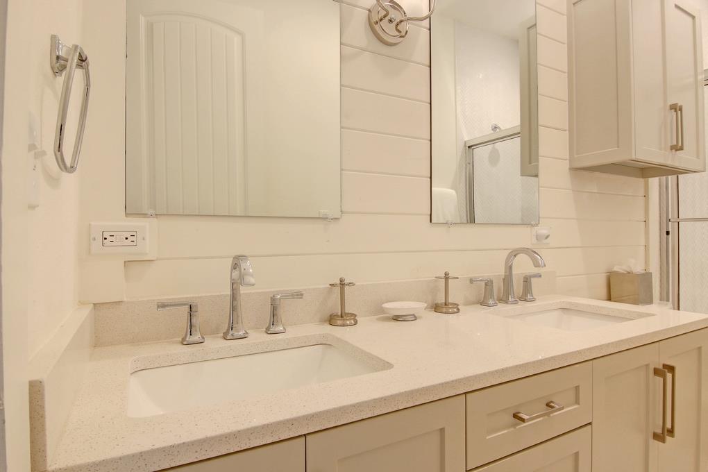 Shared Bathroom, 2nd floor