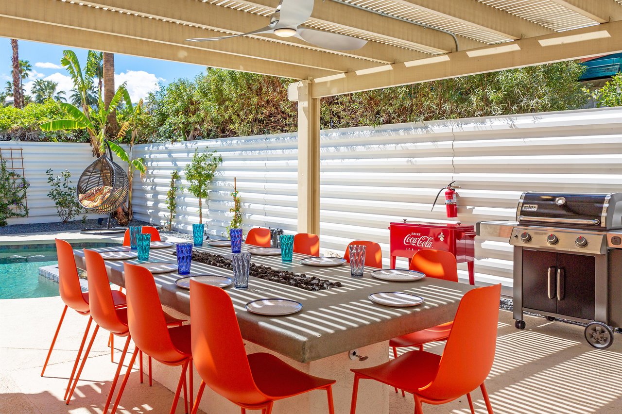 Alfesco dining by the pool